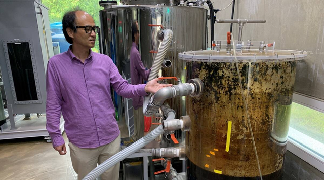 Profesor Cho Jae-woen sedang berdiri di dekat tangki tinja di laboratorium Ulsan National Institute of Science and Technology (UNIST). Foto: REUTERS