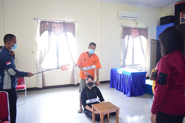 Adegan rekonstruksi tersangka menggorok leher korban. Foto: Dina Mariana/Hi!Pontianak