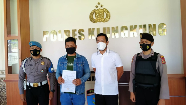 Polisi menangkap pria yang memaki polisi yang minta tutup usahanya selama PPKM Darurat. 
 Foto: Polres Klungkung
