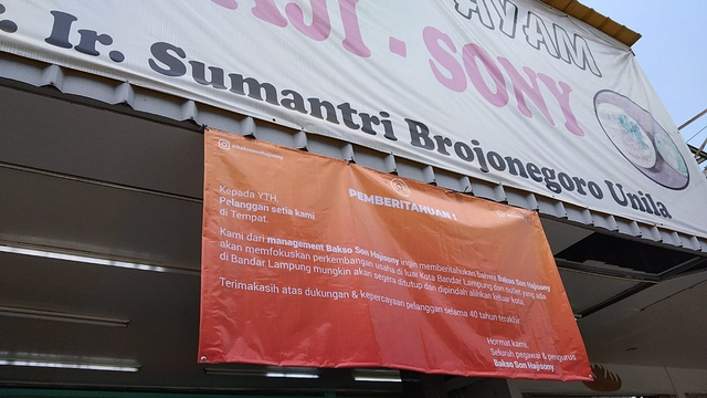 Spanduk pamit kepada pelanggan Kota Bandar Lampung dari management Bakso Son Haji Sony, Sabtu (3/7). Foto: Lampung Geh/1001 kumparan