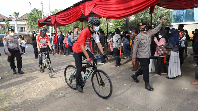Gubernur Jawa Tengah Ganjar Pranowo menertibkan kerumunan di sentra vaksinasi Holy Stadium Marina Semarang. Foto: Dok. Istimewa