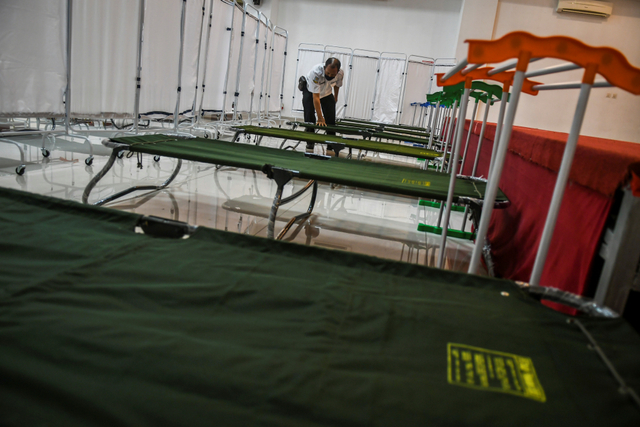 Persiapan ruang isolasi pasien COVID-19 di Gelanggang Olahraga (GOR) Matraman, Jakarta, Rabu (14/7). Foto: Galih Pradipta/Antara Foto
