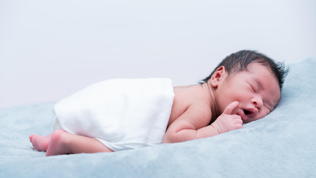 Ilustrasi bayi baru lahir tidur tengkurap. Foto: Shutter Stock