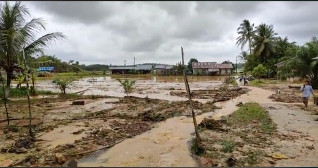 Material longsor terjang permukiman di Desa Kepayang. Foto: M Zain/Hi!Pontianak