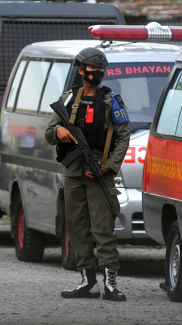 Polisi berjaga di sekitar ruang jenazah, tempat proses identifikasi jenazah terduga teroris MIT di RS Bhayangkara, Palu, Sulawesi Tengah, Rabu (14/7/2021). Foto: Mohamad Hamzah/ANTARA FOTO
