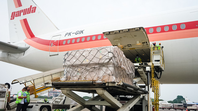 Bantuan alat kebutuhan medis berupa 1500 unit oxygen concentrator dari Yayasan Temasek Singapura tiba di Bandara Soekarno-Hatta pada hari Selasa lalu (13/7). Foto: Garuda Indonesia