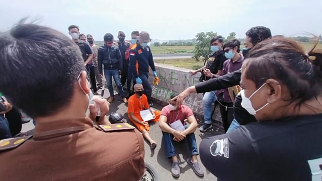 Kasus pembunuhan terhadap driver ojek online (ojol) di Flyover Kramatsampang, Kecamatan Kersana, Brebes direka ulang atau rekonstruksi, Rabu (14/7/2021).