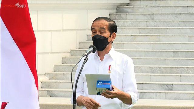 Presiden Joko Widodo menyampaikan keterangan tentang paket obat-obatan dan vitamin bagi pasien corona di Istana Merdeka, Kamis (15/7/2021. Foto: Youtube Setpres