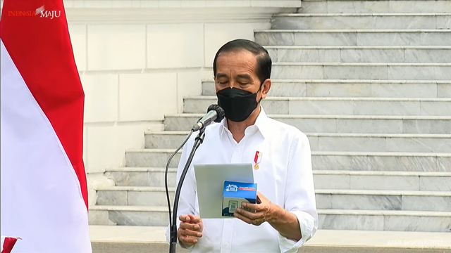 Presiden Joko Widodo menyampaikan keterangan tentang paket obat-obatan dan vitamin bagi pasien corona di Istana Merdeka, Kamis (15/7/2021. Foto: Youtube Setpres