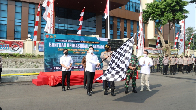 Kapolres Jakarta Pusat Kombes Hengki Haryadi melepas 11 mobil vaksin keliling, Kamis (15/7).  Foto: Dok. Istimewa
