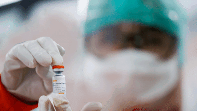 Seorang pekerja medis memegang dosis vaksin Sinovac di fasilitas kesehatan. Foto: REUTERS/ Willy Kurniawan