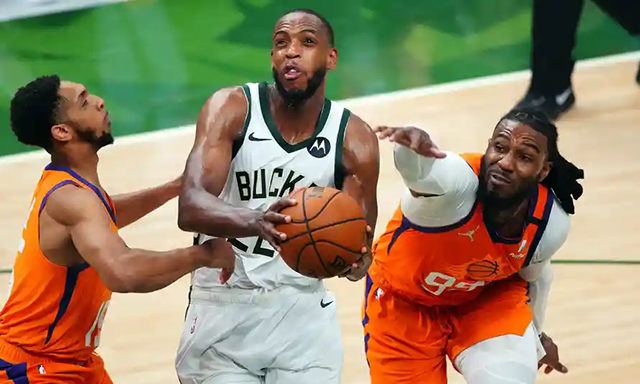 Khris Middleton (22), Guard Milwaukee Bucks memimpin perolehan skor timnya dengan 40 poin, saat mengalahkan Phoenix Suns, dalam laga Game 4 Final NBA 2021, Kamis (15/7) pagi ini. (foto : Mark J Rebilas/USA Today Sports / The guardian)