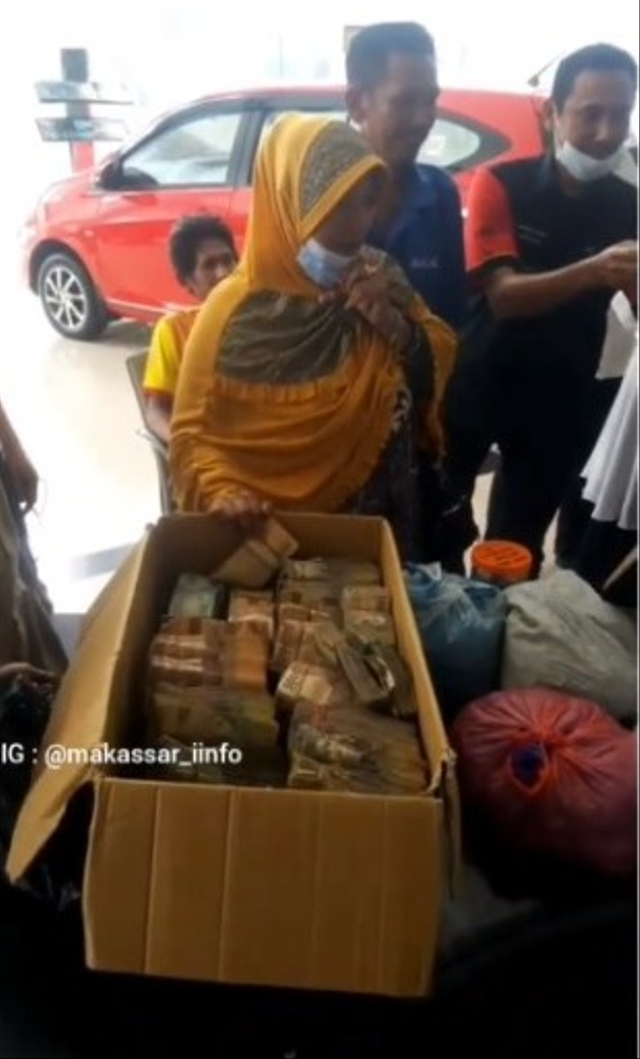 Viral seorang emak-emak di Kabupaten Bulukumba, Sulawesi Selatan, beli mobil dari tabungan celengan sebanyak Rp263 juta. (Foto: Instagram/@makassar_iinfo) 
