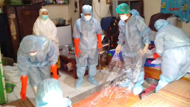 Tim Satgas COVID-19 kelurahan Cipinang Muara membantu pemulasaraan jenazah yang meninggal di rumah saat menjalani isolasi mandiri akibat terpapar COVID-19. Foto: Pemkot Jakarta Timur