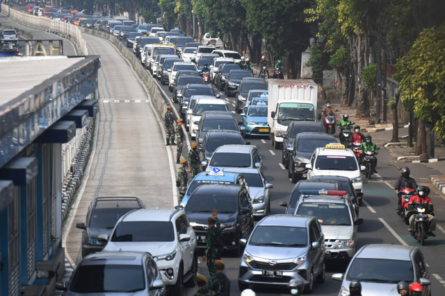 Antrean kendaraan terlihat menjelang titik penyekatan baru di Mampang, Jakarta, Kamis (15/7). Foto: Akbar Nugroho Gumay/ANTARA FOTO