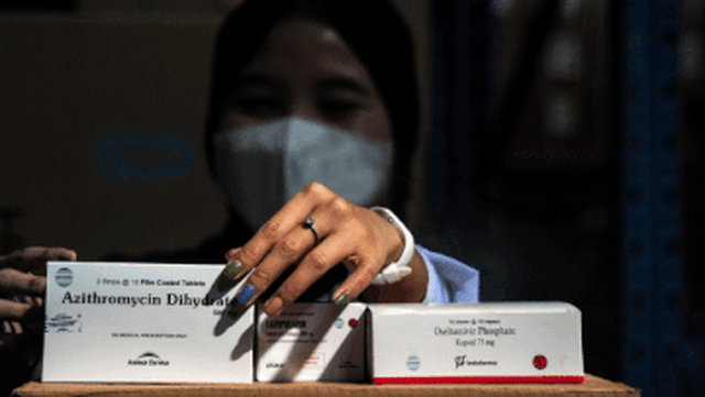 Petugas menyiapkan obat COVID-19 di gudang instalasi farmasi. Foto: ANTARA FOTO/Raisan Al Farisi