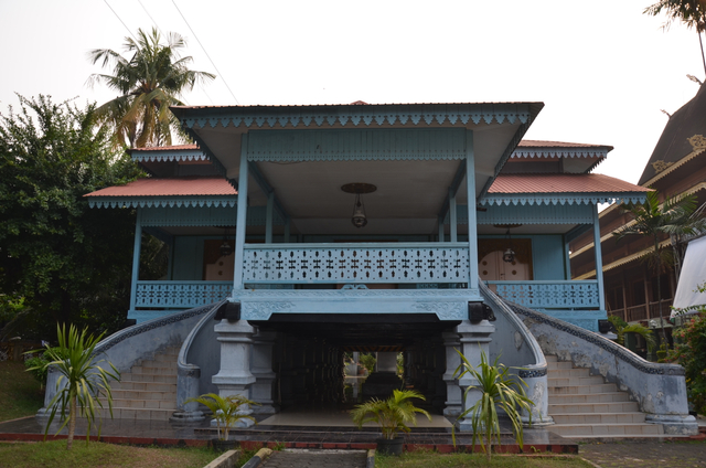 Ilustrasi rumah adat Sumatera Selatan yakni rumah limas. Sumber: Badan Penghubung Pemerintah Provinsi Riau