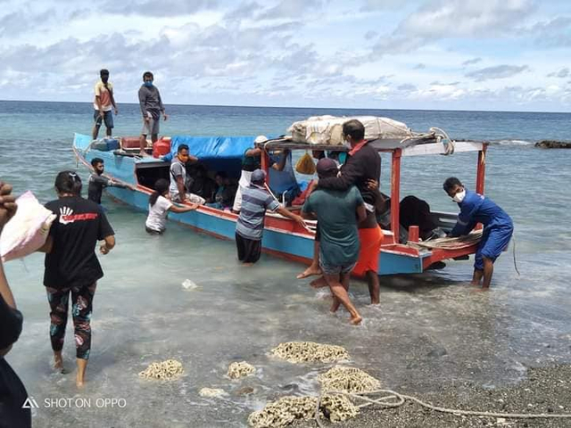 Salah satu pasien di Kecamatan Pulau Batang Dua saat dievakuasi untuk dirujuk ke pusat Kota Ternate. Sumber foto: Facebook Keegan Lopulalan.