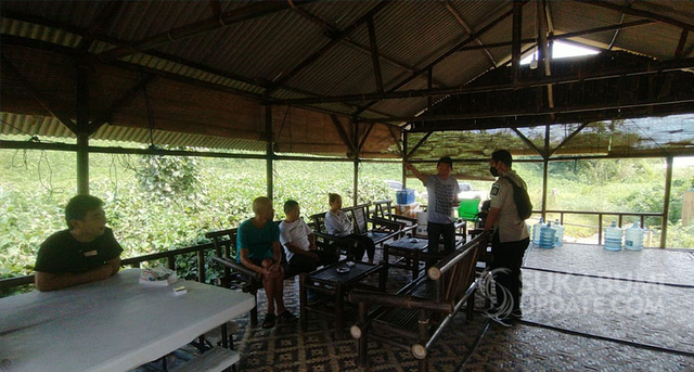 Kantor Imigrasi Kelas II Non TPI Sukabumi memeriksa 5 WNA yang terdiri dari 4 asal China dan 1 asal Malaysia. Para WNA itu berada di area pertambangan di Desa Cihaur, Kecamatan Simpenan, Kabupaten Sukabumi. | Istimewa