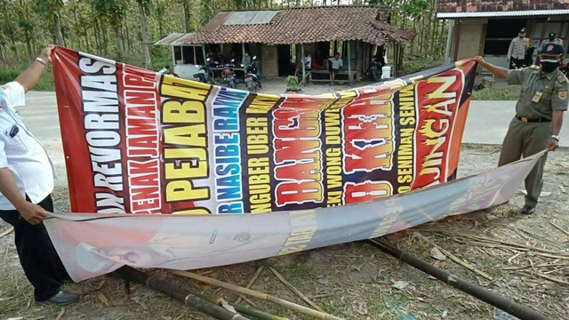 Satpol PP Kabupaten Sragen mencopot baliho berisi umpatan di Desa Jenar. (FOTO:Istimewa)