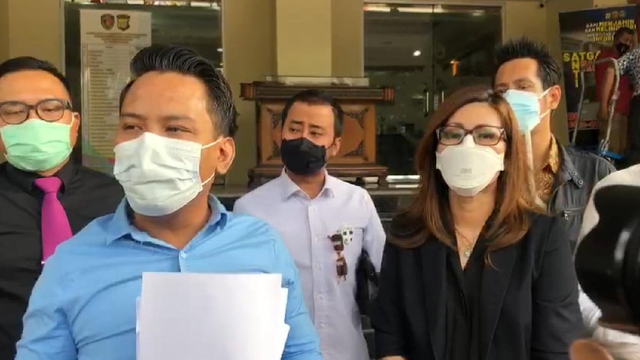 dr Louise Kartika (kanan) dan kuasa hukumnya, David Kaligis (dua kiri) memberikan pernyataan di Polda Metro Jaya, Kamis (15/7).  Foto: Dok. Istimewa
