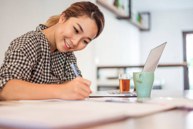 Ilustrasi menulis resume. Foto: iStock