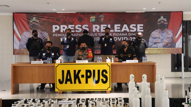 Wakapolres Metro Jakpus AKBP Setyo (tengah) saat konferensi pers kasus oksigen di kantornya, Kamis (15/7). Foto: Polres Metro Jakpus