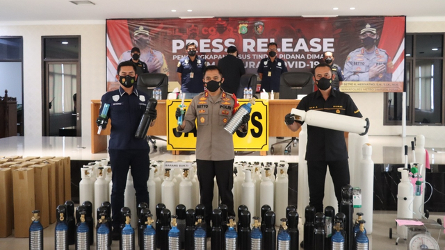Wakapolres Metro Jakpus AKBP Setyo (tengah) saat konferensi pers kasus oksigen di kantornya, Kamis (15/7). Foto: Polres Metro Jakpus