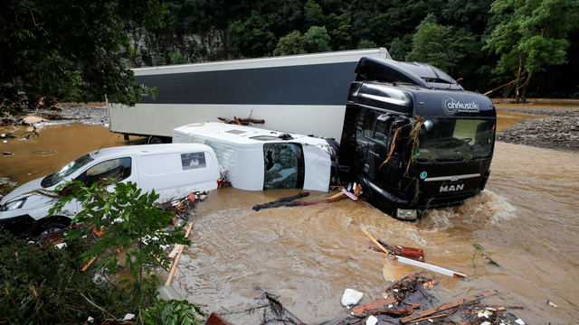 Mobil-mobil yang hancur akibat banjir terlihat di area yang terkena banjir, menyusul hujan deras di Schuld, Jerman, Kamis (15/7). Foto: Wolfgang Rattay/REUTERS
