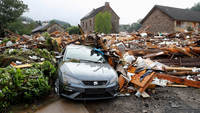 Mobil tertimbun puing-puing akibat banjir, menyusul hujan deras di Schuld, Jerman, Kamis (15/7). Foto: Wolfgang Rattay/REUTERS