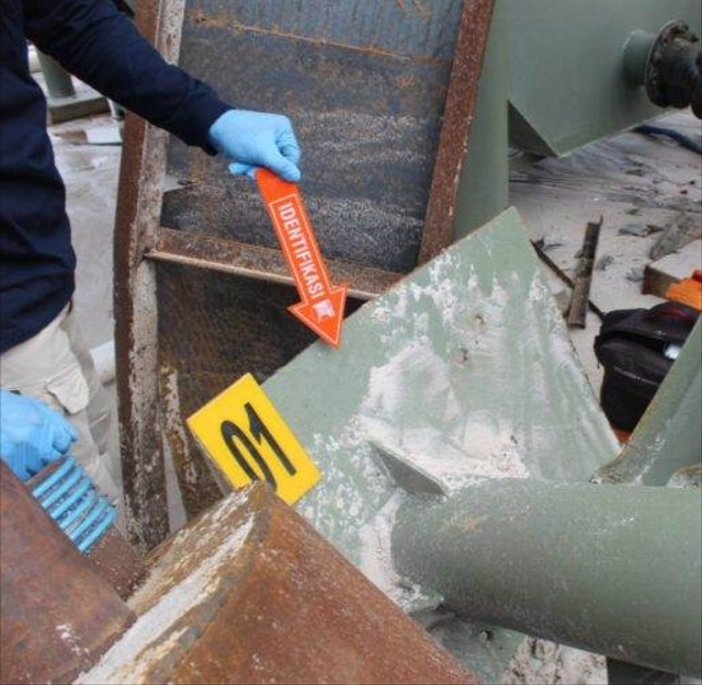 Polisi saat melakukan olah TKP terkait kecelakaan kerja di PT MPP. (FOTO: Dok Ist).