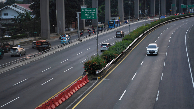 Kendaraan melintasi Tol Dalam Kota Jalan Gatot Subroto, Jakarta, Kamis (15/7/2021). Foto: Wahyu Putro A/ANTARA FOTO