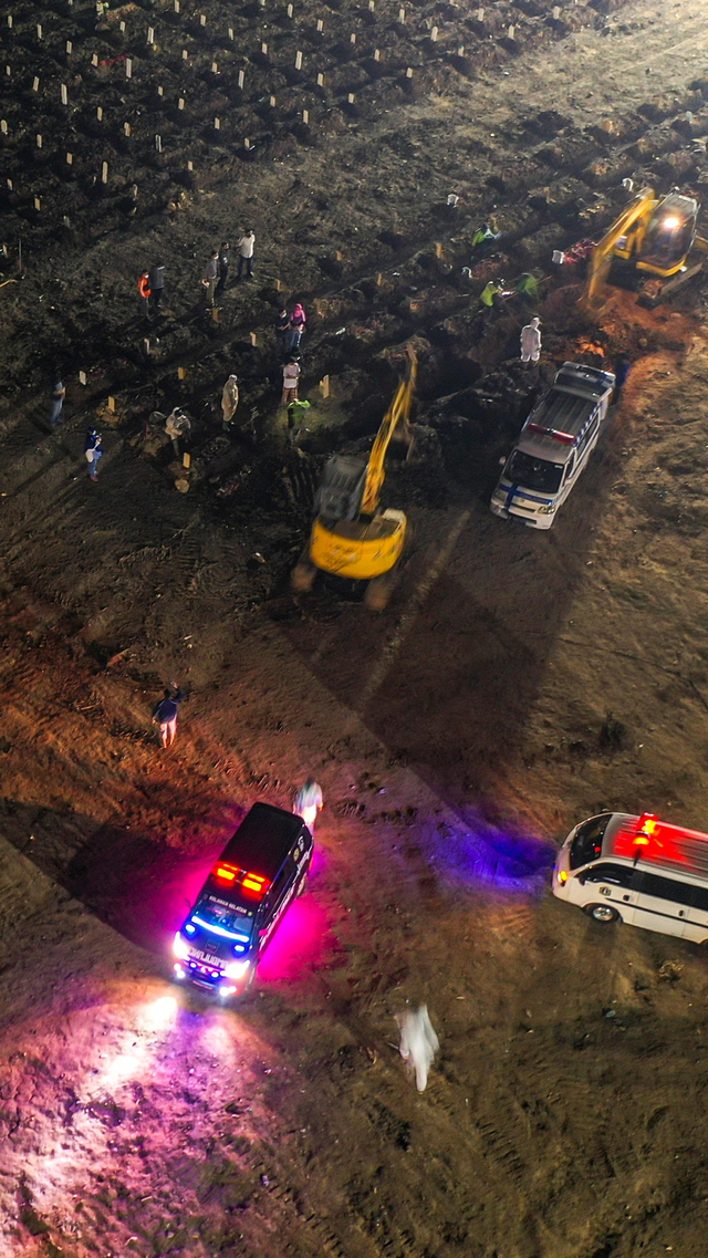 Foto udara suasana pemakaman khusus COVID-19 di TPU Rorotan, Cilincing, Jakarta Utara, Kamis (15/7/2021). Foto: M Risyal Hidayat/ANTARA FOTO