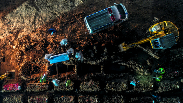 Foto udara suasana pemakaman khusus COVID-19 di TPU Rorotan, Cilincing, Jakarta Utara, Kamis (15/7/2021). Foto: M Risyal Hidayat/ANTARA FOTO