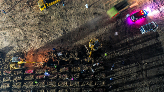 Foto udara suasana pemakaman khusus COVID-19 di TPU Rorotan, Cilincing, Jakarta Utara, Kamis (15/7/2021). Foto: M Risyal Hidayat/ANTARA FOTO