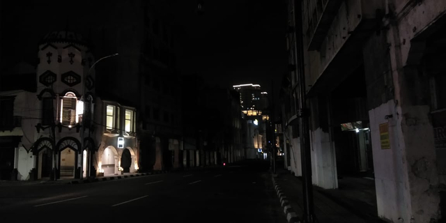 Suasana di Jalan Kesawan, Kota Medan, gelap saat PPKM Darurat. Foto: Dok. Istimewa