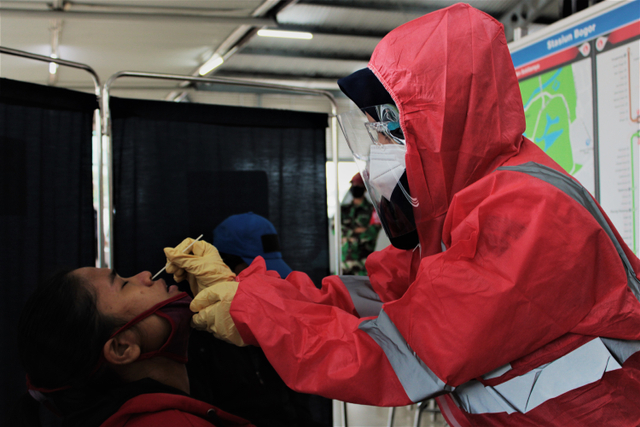 Tenaga kesehatan yang sedang melayani masyarakat. Foto: Nindi Widya Wati