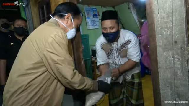 Presiden Joko Widodo saat membagikan sembako dan obat di kawasan Jakarta Utara, Kamis (15/7). Foto: Youtube/Sekretariat Presiden