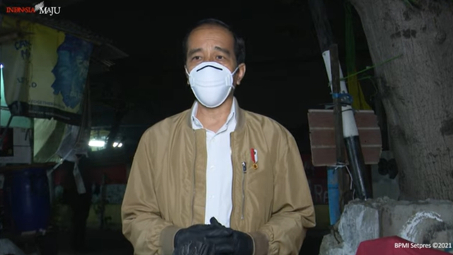 Presiden Joko Widodo saat membagikan sembako dan obat di kawasan Jakarta Utara, Kamis (15/7). Foto: Youtube/Sekretariat Presiden