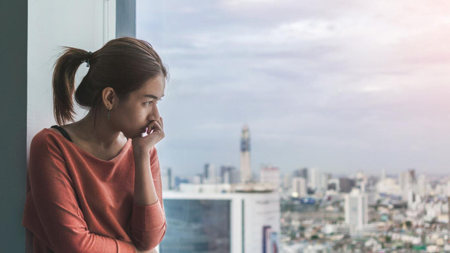 Ilustrasi perempuan merenung. (Sumber foto: Shutterstock)