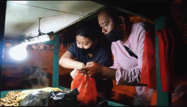 Meme saat menyiapkan pesanan pembeli kacang rebus. Foto: Dok Hi!Pontianak 
