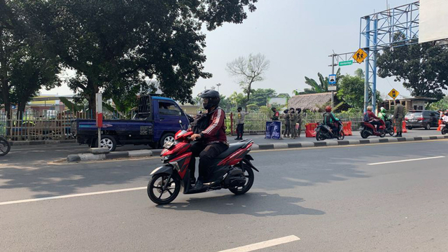 Penyekatan saat PPKM Darurat di Jalan Raya Jakarta Bogor di daerah flyover Cibinong, kendaraan selain pelat F diminta putar balik. Foto: Indra Subagja/kumparan