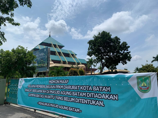 Spanduk di depan Masjid Agung Batam yang berisi pengumuman ditiadakannya salat berjemaah saat PPKM Darurat. (Foto: Edo/batamnews)