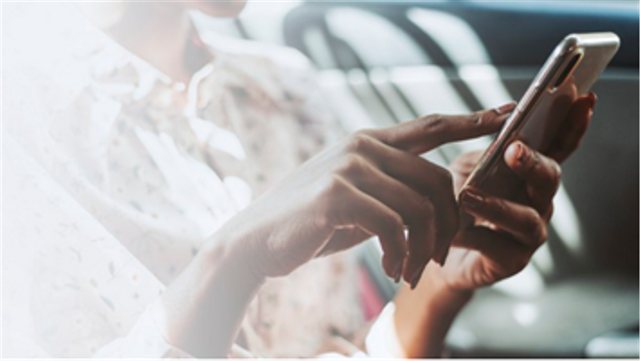 Ilustrasi menggunakan HP. Foto: Freepik