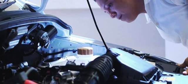 Ilustrasi kegiatan mengganti minyak rem mobil (foto: wuling.id)