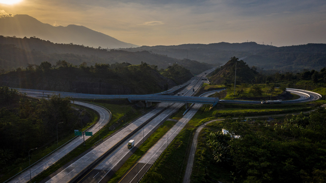 Foto udara suasana mobilitas kendaraan di ruas Jalan Tol Semarang-Solo di Bawen, Kabupaten Semarang, Jawa Tengah, Selasa (13/7/2021). Foto: Aji Styawan/ANTARA FOTO