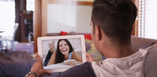 Ilustrasi sepasang kekasih yang LDR sedang melakukan video call (Sumber foto: Shutterstock.com)