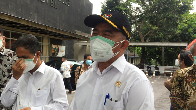 Menko PMK Muhadjir Effendy saat meninjau Hotel University Club UGM yang dijadikan shelter corona, Jumat (16/9).
 Foto: Arfiansyah Panji Purnandaru/kumparan