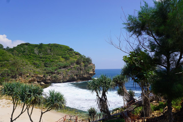 Pemandangan Pantai Timang, Gunungkidul, Yogyakarta (Sumber foto: Dokumentasi pribadi)