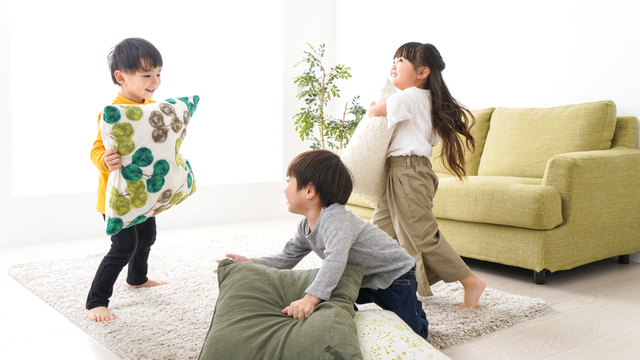 Ilustrasi anak bermain di rumah. Foto: Mohammad Ayudha/ANTARA FOTO